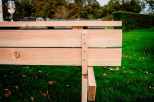 Details van opklapbare banken van een Douglas picknicktafel