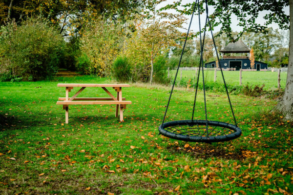 Picknicktafel in boerderij sfeer